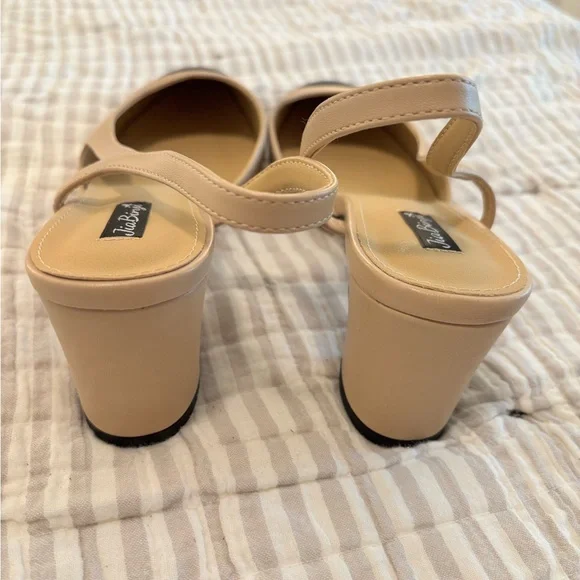 Classic Cream/Black Slingback Heels - 9M - Picture 4 of 5